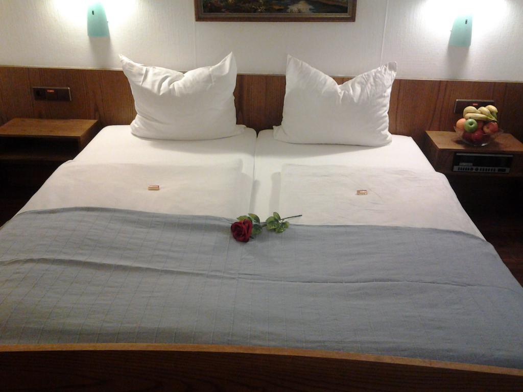 S&L Hotel Нойс Экстерьер фото