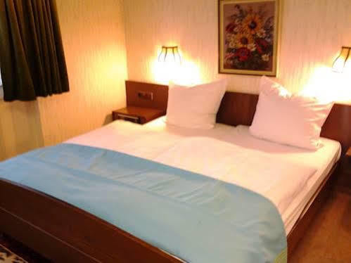 S&L Hotel Нойс Экстерьер фото